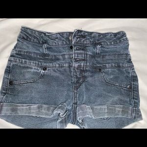 Missimo Women High rise Black shorts,  3 buttons!